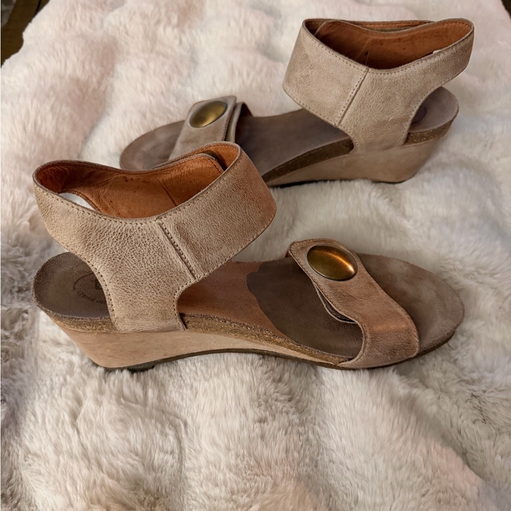 Taos Taupe Wedges with Brass Details - Picture 3 of 7